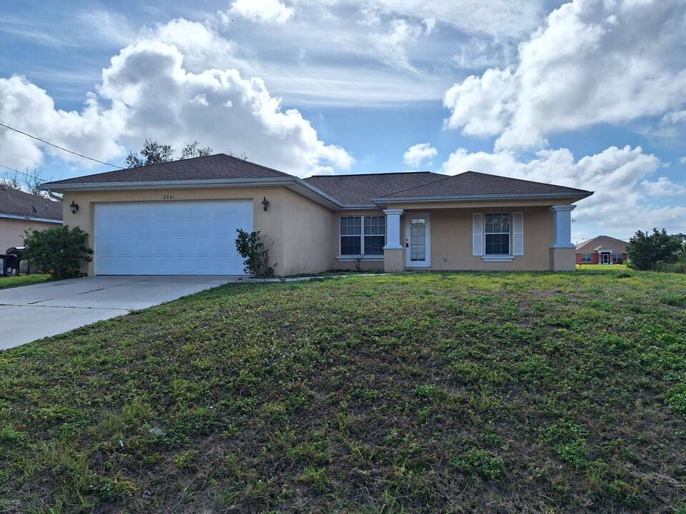 2521 9th St SW in Lehigh Acres, FL - Building Photo