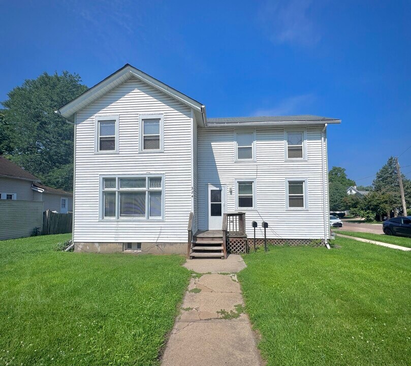 324 N Union St in Aurora, IL - Building Photo