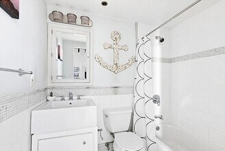 320 W 2nd St, Unit 304 in Boston, MA - Building Photo - Building Photo