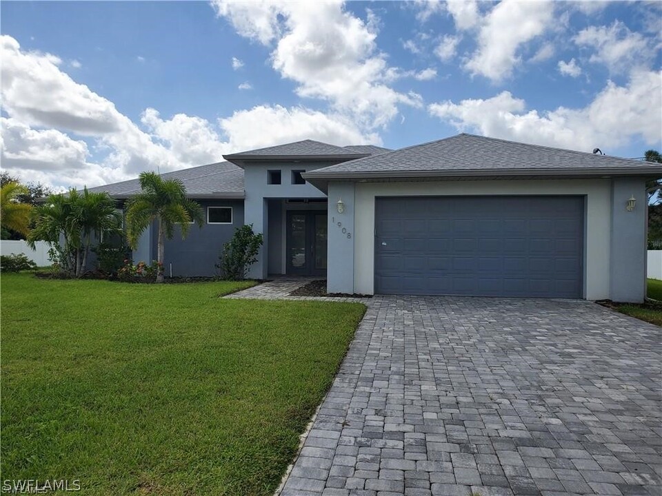 1908 SW 26th St in Cape Coral, FL - Foto de edificio