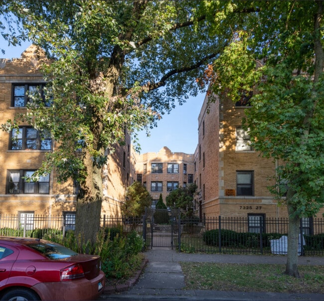 property at 7327 N Honore St