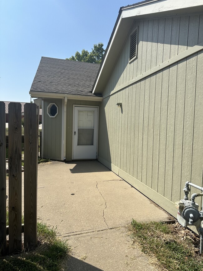 527 Eldridge St in Lawrence, KS - Building Photo - Building Photo