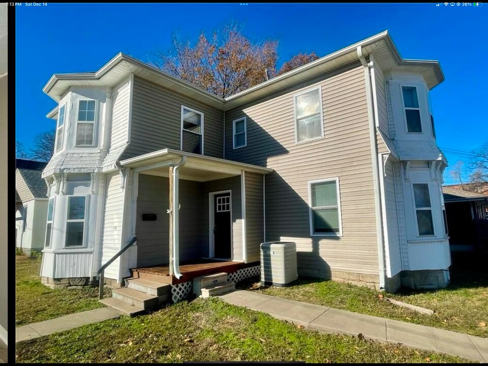 323 Jackson St in Warrensburg, MO - Foto de edificio