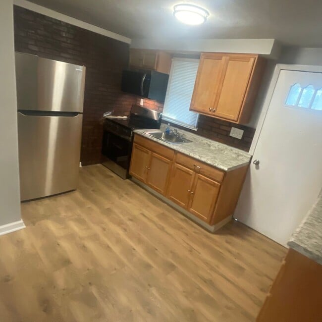 243 James St in North Versailles, PA - Foto de edificio - Building Photo