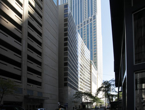 Michigan Place in Chicago, IL - Building Photo - Building Photo