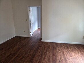 27 Lafayette St, Unit #2 in Rochester, NH - Foto de edificio - Building Photo