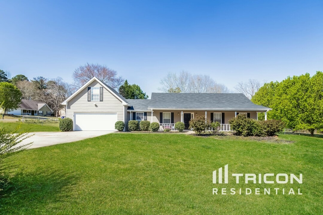 15 Pine Valley Dr in Covington, GA - Building Photo