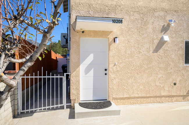 10206 Jardine Ave, Unit 10208 in Sunland, CA - Building Photo - Building Photo