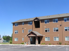 Twin Pines Apartments in Spokane, WA - Building Photo - Building Photo