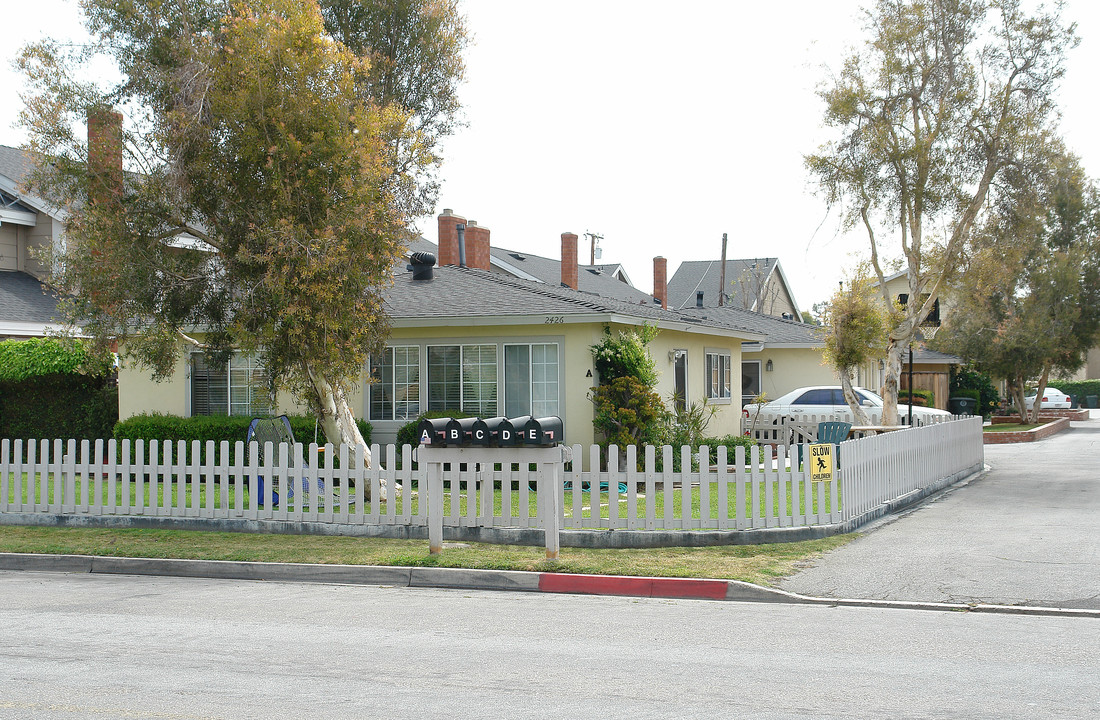 2426 Elden Ave in Costa Mesa, CA - Foto de edificio