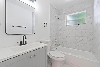1040 NW 23rd Ter in Fort Lauderdale, FL - Building Photo - Building Photo