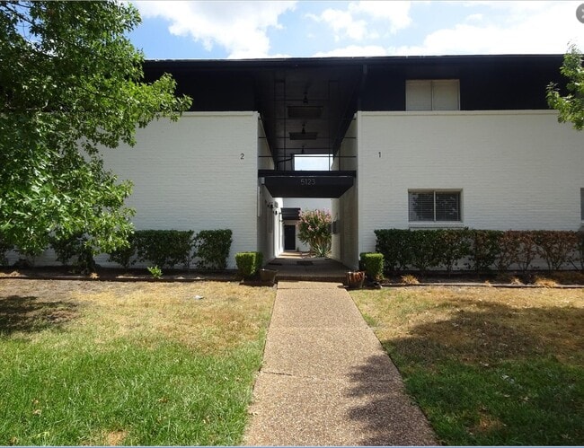 5123 Del Monte Dr in Houston, TX - Building Photo - Building Photo