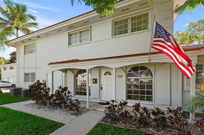 7911 Camino Cir in Miami, FL - Building Photo - Building Photo