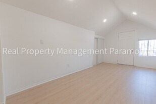 433 W 56th St in Los Angeles, CA - Building Photo