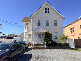 14 Oakwood Ave, Unit 4 in Merrick, NY - Building Photo