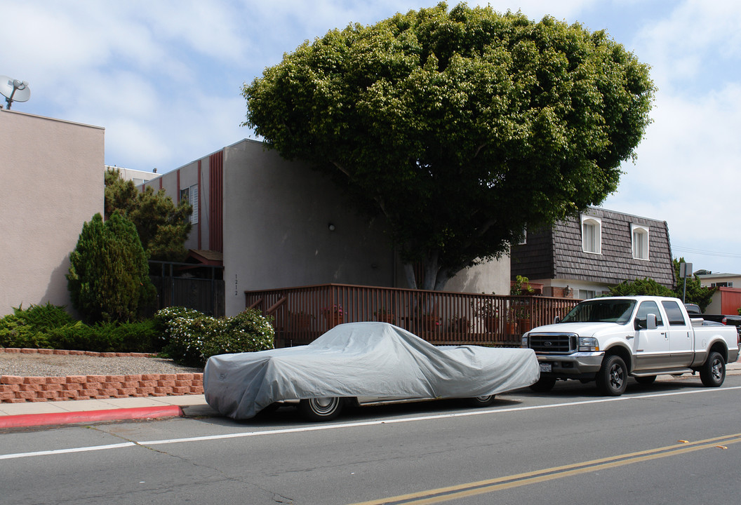 1212 Pacific Beach Dr in San Diego, CA - Building Photo