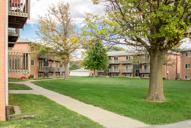 Oak Creek Apartments in Bellevue, NE - Building Photo - Building Photo