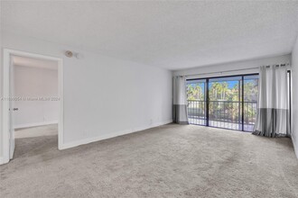 240 Lakeview Dr, Unit 203 in Weston, FL - Building Photo - Building Photo