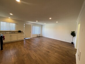 Villas in Lakewood, CA - Building Photo - Building Photo