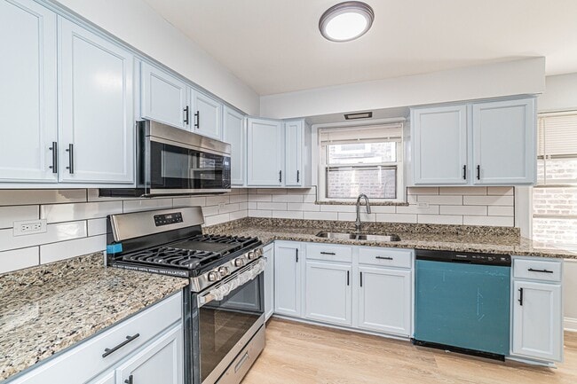 7530 N Oakley Ave in Chicago, IL - Building Photo - Building Photo