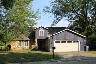 2115 Pineshore Ct in Evansville, IN - Building Photo
