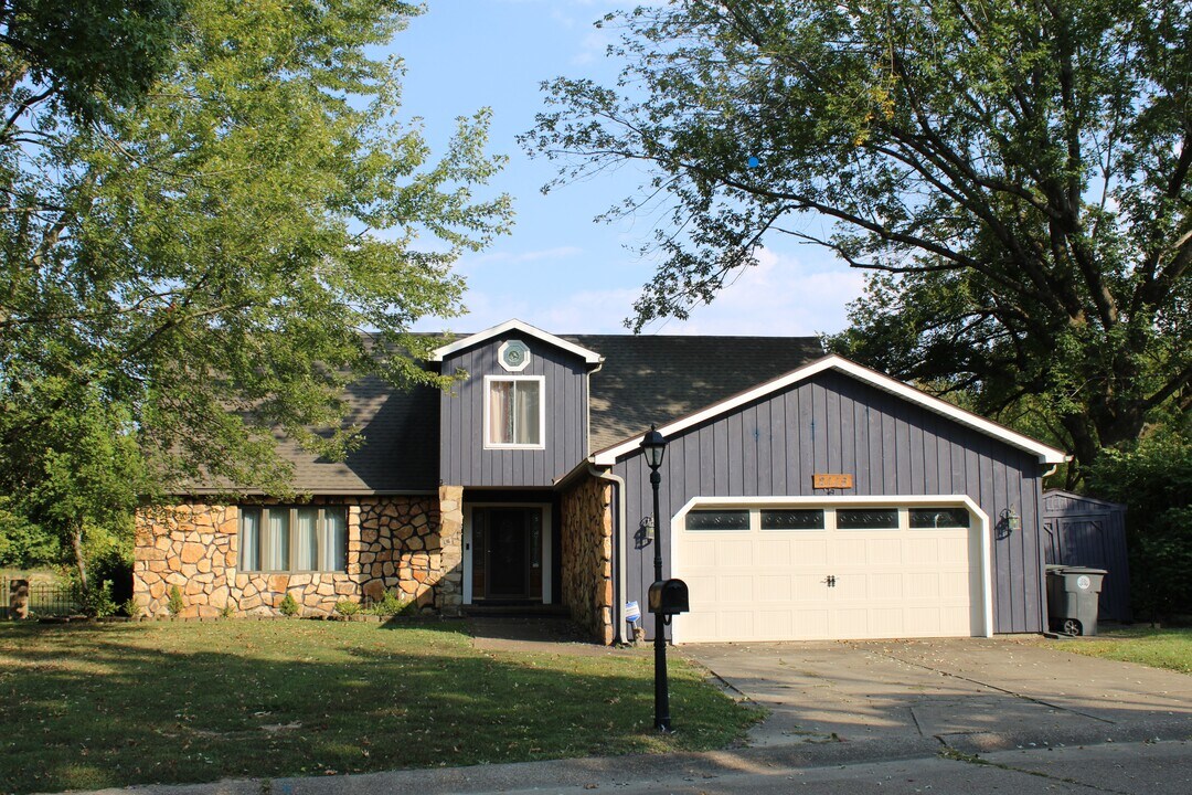 2115 Pineshore Ct in Evansville, IN - Building Photo