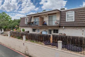 Les Chateaux Townhomes in San Antonio, TX - Building Photo - Building Photo