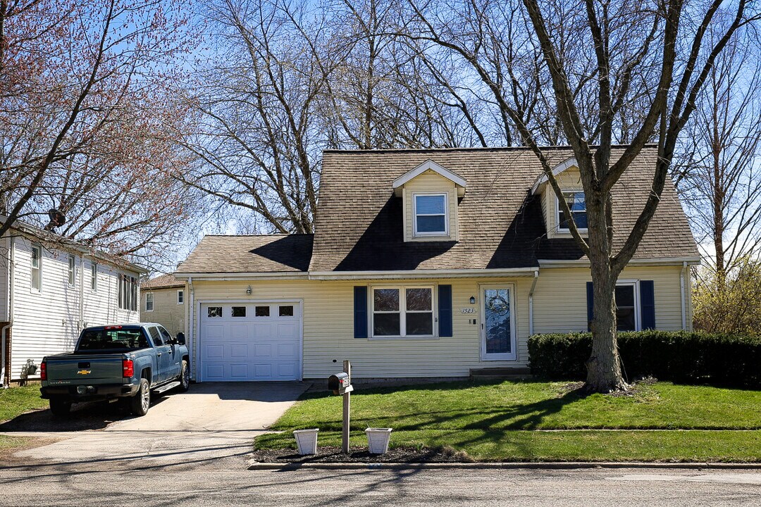 1523 N Hershey Rd in Bloomington, IL - Building Photo