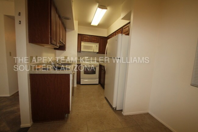 1810 E Blacklidge Dr-Unit -402 in Tucson, AZ - Building Photo - Building Photo