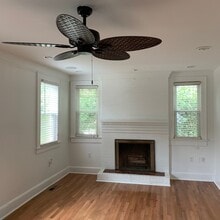 2049 Medway Road, Unit Unit B in Charleston, SC - Foto de edificio - Building Photo