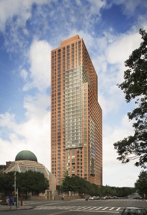 215 E 96th St in New York, NY - Building Photo