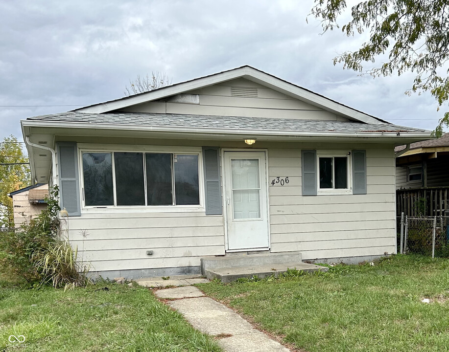 4306 Hoyt Ave in Indianapolis, IN - Foto de edificio