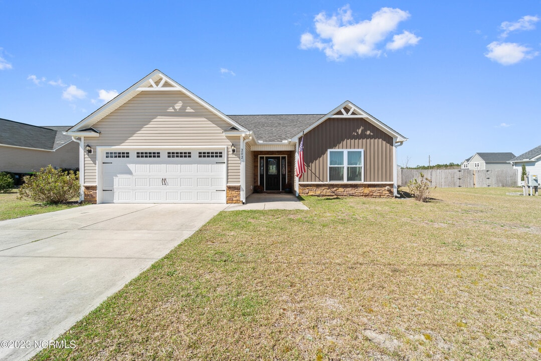 202 Chestwood Dr in Hubert, NC - Foto de edificio