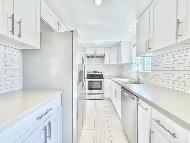 Eighty Six Eighteen Whitworth in Los Angeles, CA - Foto de edificio - Building Photo