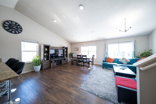 8525 Titanium Cir in Woodbury, MN - Building Photo - Building Photo