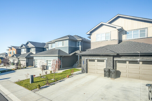 1114 Goldfinch Cres NW