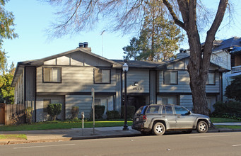 Greystone Apartments in Sacramento, CA - Building Photo - Building Photo