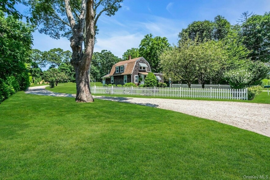107 Sebonac Rd, Unit 0519 in Southampton, NY - Building Photo