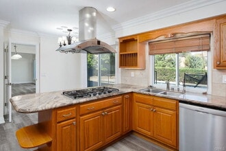 6427 Dunlo Pl in Los Angeles, CA - Building Photo - Building Photo