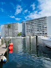 2475 NW 16th St Rd in Miami, FL - Foto de edificio - Building Photo