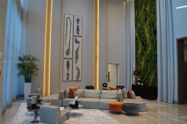 5350 NW 84th Ave in Doral, FL - Foto de edificio - Building Photo