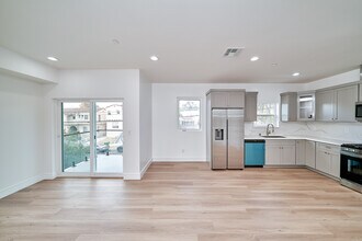 1106 Queen Anne Pl, Unit 1106.5 in Los Angeles, CA - Building Photo - Building Photo