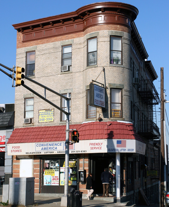 2241 Kennedy Blvd in North Bergen, NJ - Building Photo - Building Photo