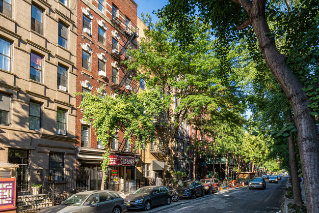 406 W 46th St in New York, NY - Foto de edificio - Building Photo