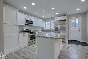 47705 Roland St in Shelby Township, MI - Building Photo