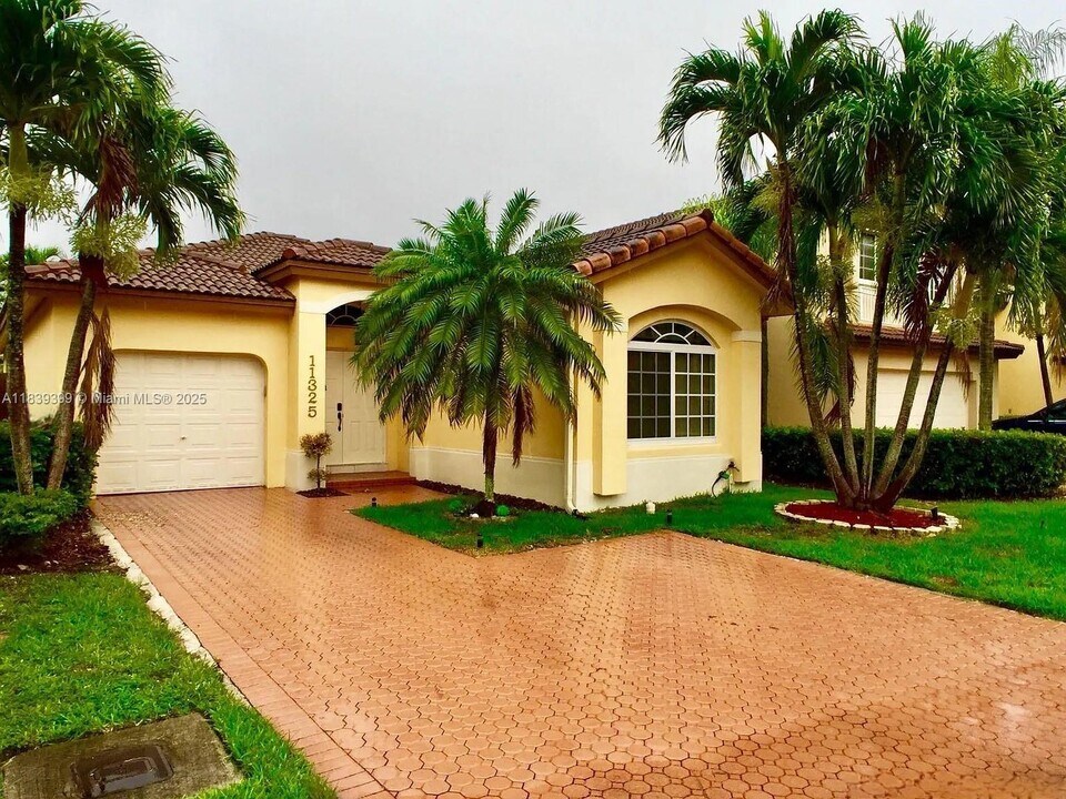 11325 NW 52nd Ln in Doral, FL - Building Photo