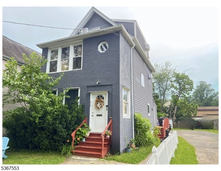 210 Forest St in Montclair, NJ - Building Photo
