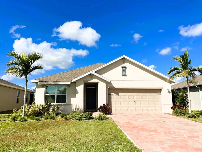 3196 Estancia Ln in Cape Coral, FL - Building Photo