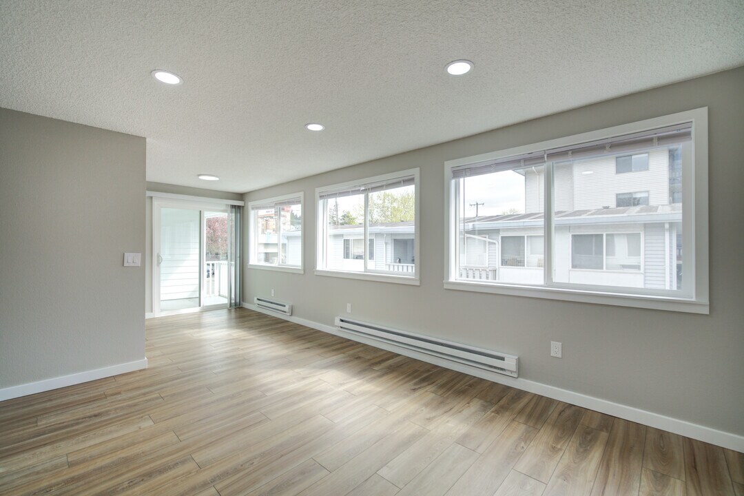 13737 32nd Ave NE, Unit 4 in Seattle, WA - Building Photo