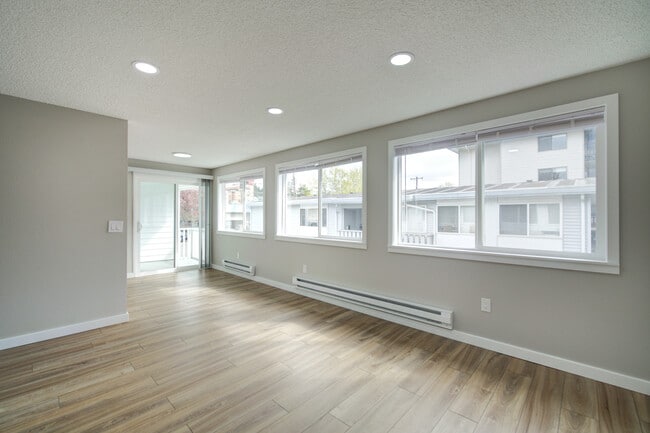 13737 32nd Ave NE, Unit 4